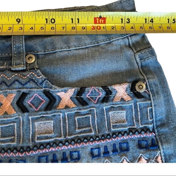 Seductions FD Denim Embroidered Shorts EUC - Picture 7 of 10